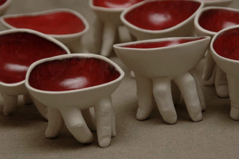 Israeli sculptor creates ceramic dishes that can run away from you Israeli sculptor creates ceramic dishes that can run away from you