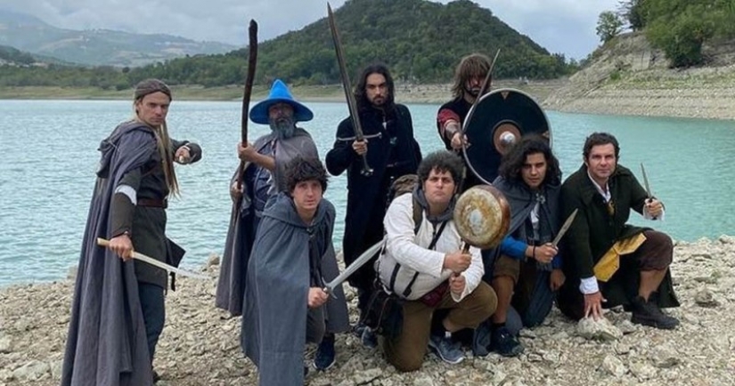 Italian role-players went to Vesuvius to drop the "Ring of Omnipotence"into the mouth Italian role-players went to Vesuvius to drop the "Ring of Omnipotence"into the mouth