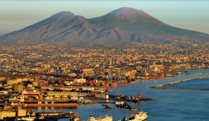 Italian role-players went to Vesuvius to drop the "Ring of Omnipotence"into the mouth Italian role-players went to Vesuvius to drop the "Ring of Omnipotence"into the mouth