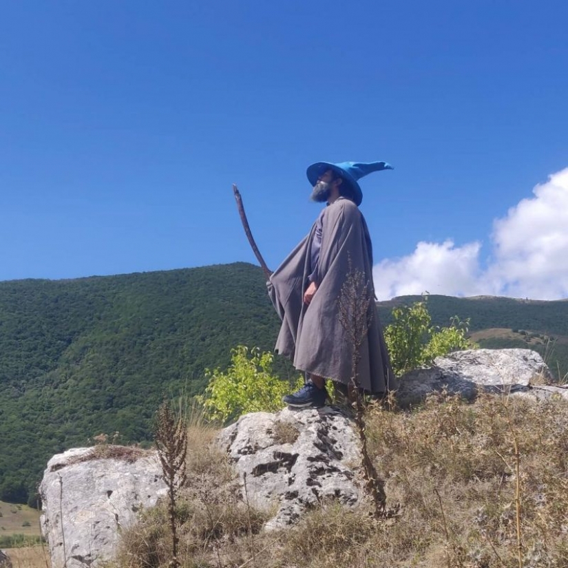 Italian role-players went to Vesuvius to drop the "Ring of Omnipotence"into the mouth Italian role-players went to Vesuvius to drop the "Ring of Omnipotence"into the mouth