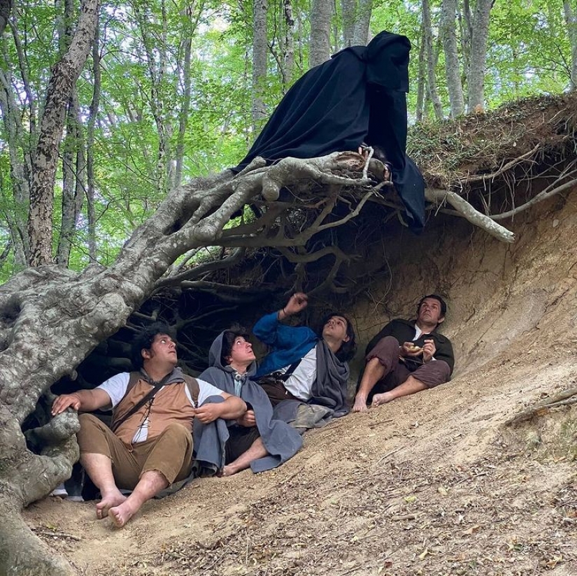 Italian role-players went to Vesuvius to drop the "Ring of Omnipotence"into the mouth Italian role-players went to Vesuvius to drop the "Ring of Omnipotence"into the mouth