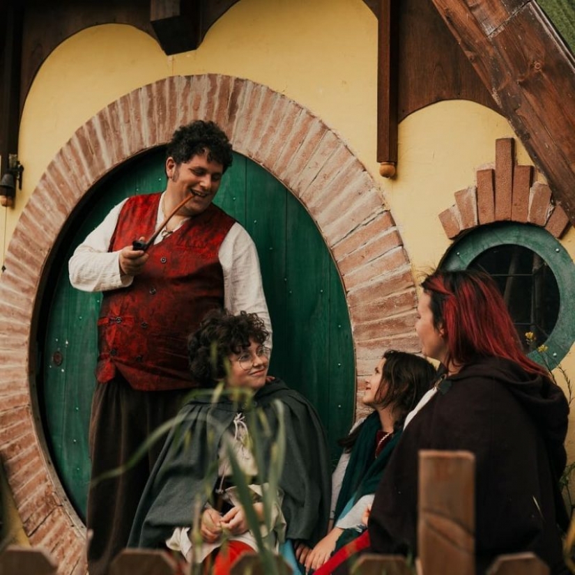 Italian role-players went to Vesuvius to drop the "Ring of Omnipotence"into the mouth Italian role-players went to Vesuvius to drop the "Ring of Omnipotence"into the mouth