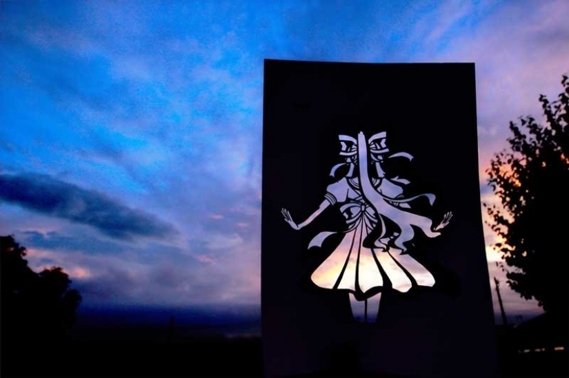 Japanese artist paints his illustrations with the help of nature