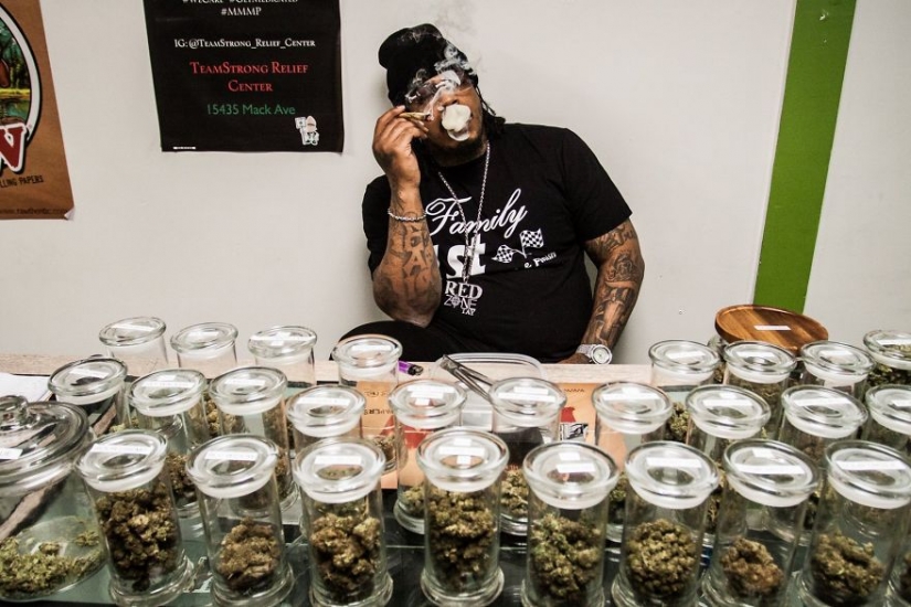 Japonés sin hogar, Satanistas y los raperos: fotógrafo documentos de la vida de las subculturas de todo el mundo Japonés sin hogar, Satanistas y los raperos: fotógrafo documentos de la vida de las subculturas de todo el mundo