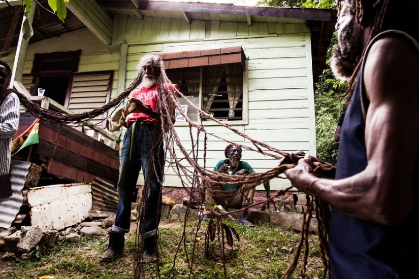 Japonés sin hogar, Satanistas y los raperos: fotógrafo documentos de la vida de las subculturas de todo el mundo Japonés sin hogar, Satanistas y los raperos: fotógrafo documentos de la vida de las subculturas de todo el mundo