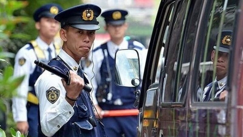 Japoneses secuestrados viejo fetichista de zapatos de las mujeres y a la izquierda en lugar de la nueva