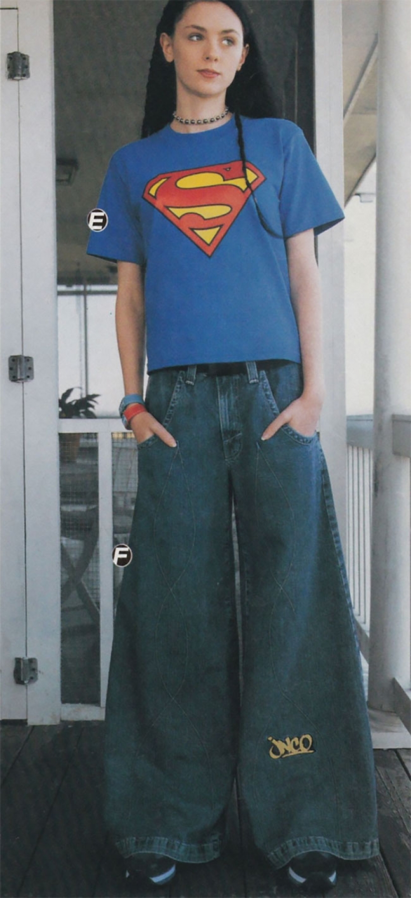 Jeans with wide legs: a strange fashion trend from the 90s, which is coming back again