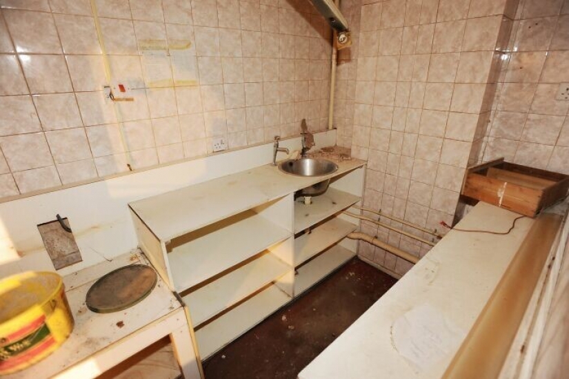 Journey in 1993: looks like an abandoned British pub, which was closed 27 years ago Journey in 1993: looks like an abandoned British pub, which was closed 27 years ago