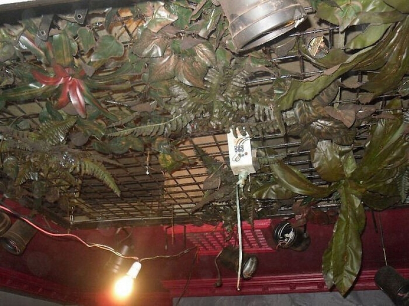 Journey in 1993: looks like an abandoned British pub, which was closed 27 years ago Journey in 1993: looks like an abandoned British pub, which was closed 27 years ago