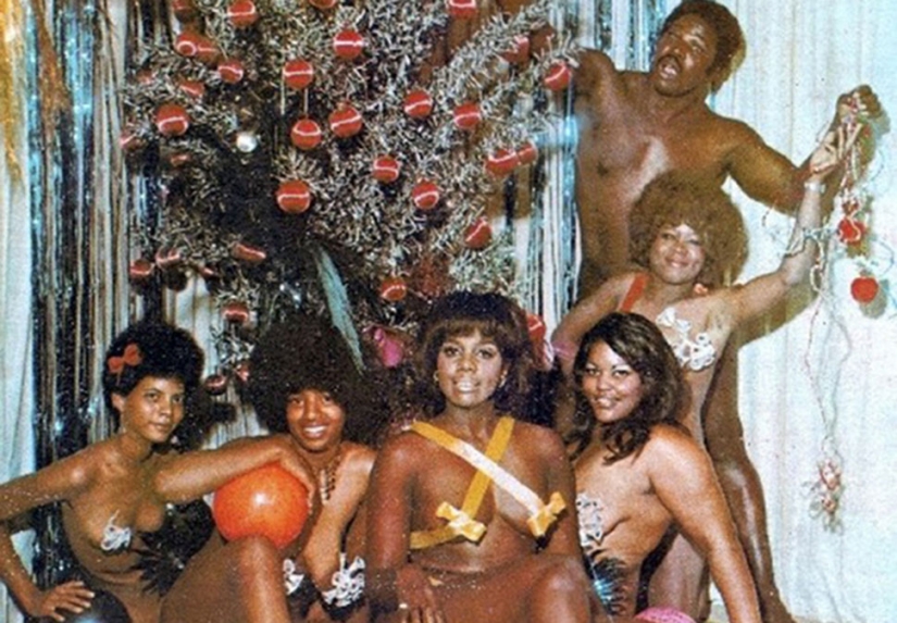 Juguetón foto bajo el árbol de Navidad de discos viejos