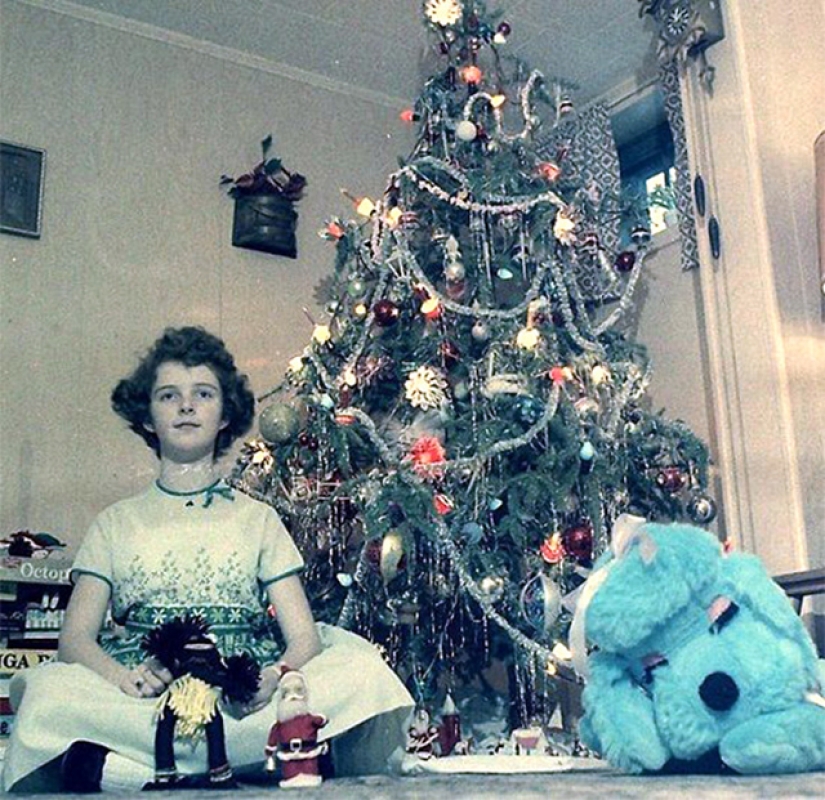 Juguetón foto bajo el árbol de Navidad de discos viejos