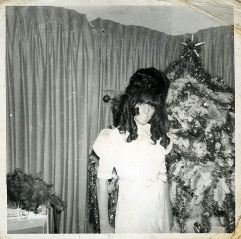 Juguetón foto bajo el árbol de Navidad de discos viejos