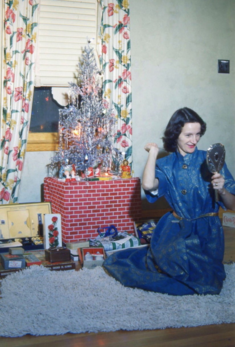 Juguetón foto bajo el árbol de Navidad de discos viejos