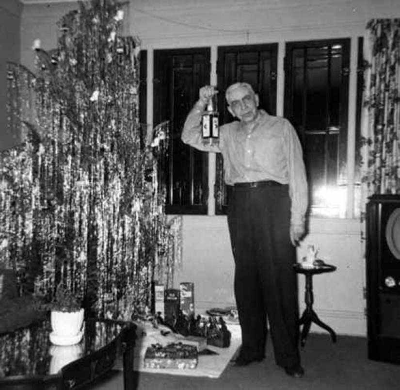 Juguetón foto bajo el árbol de Navidad de discos viejos