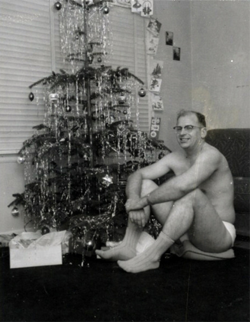 Juguetón foto bajo el árbol de Navidad de discos viejos