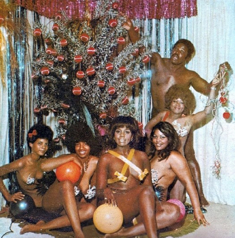 Juguetón foto bajo el árbol de Navidad de discos viejos