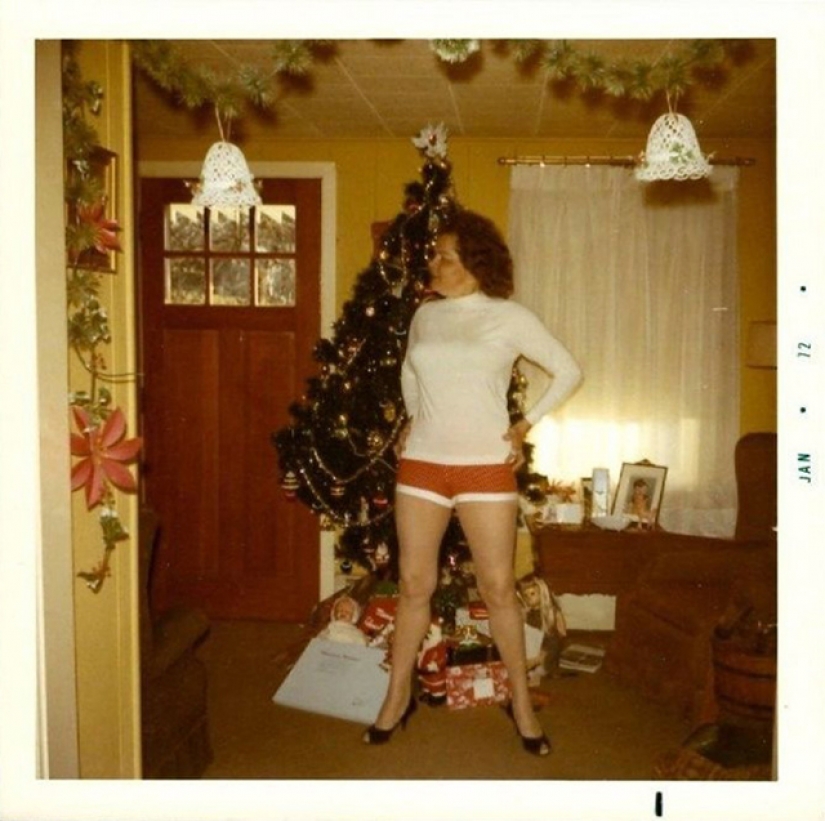 Juguetón foto bajo el árbol de Navidad de discos viejos