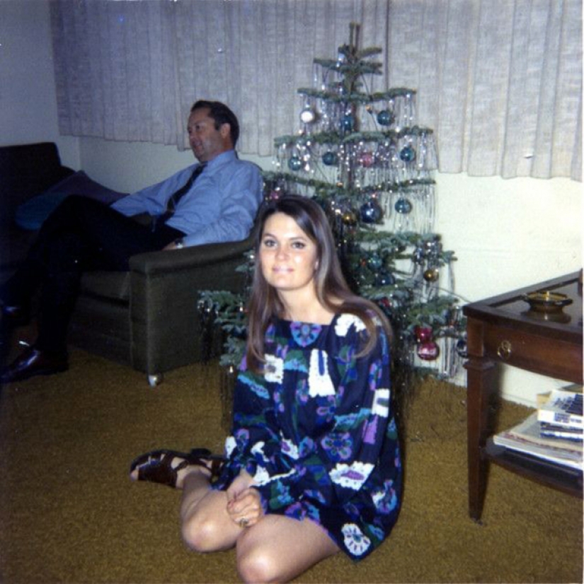 Juguetón foto bajo el árbol de Navidad de discos viejos