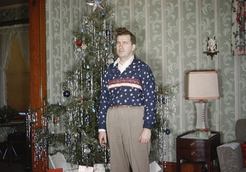 Juguetón foto bajo el árbol de Navidad de discos viejos