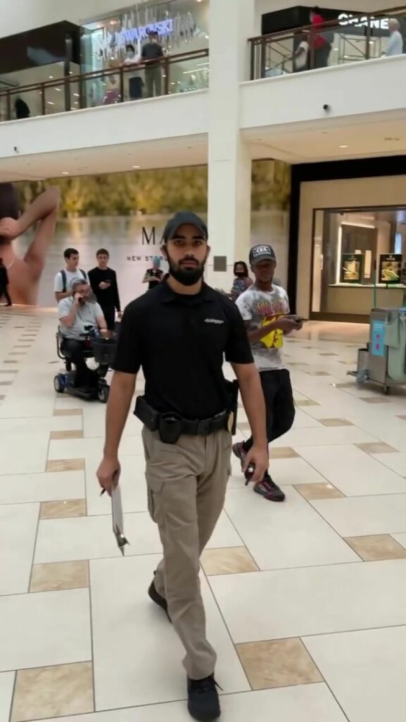 Just a Nutcracker: Playboy model kicked out of the mall for indecent appearance