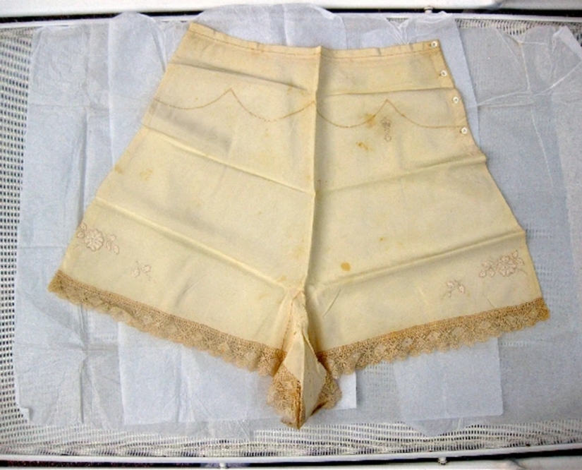 Knickers of Queen Victoria, sex furniture of King Edward and other things of the nobility, sold for a lot of money Knickers of Queen Victoria, sex furniture of King Edward and other things of the nobility, sold for a lot of money