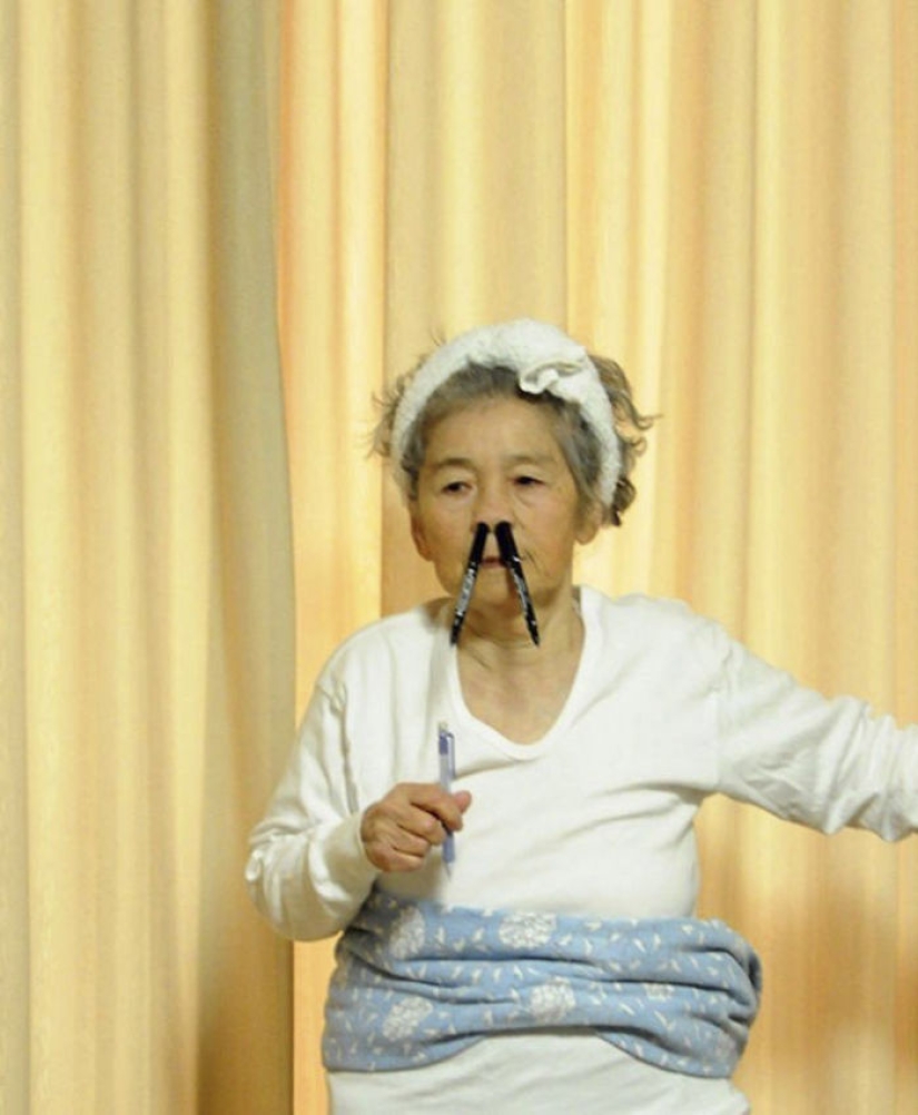 La abuela japonesa se convirtió en fotógrafa a los 72 años y ahora hace autorretratos divertidos