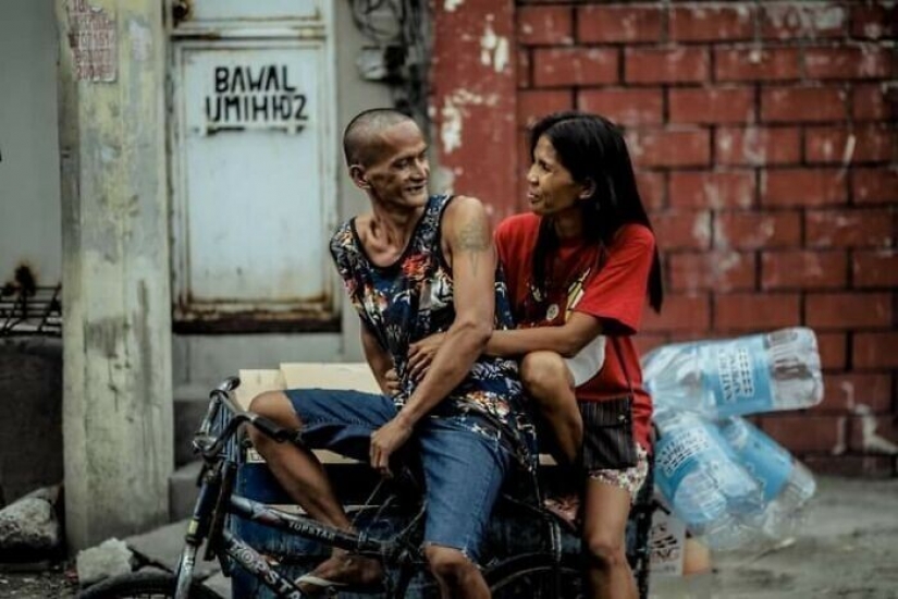 La buena gente de arreglar el matrimonio de la pareja de personas sin hogar, que durante 24 años juntos La buena gente de arreglar el matrimonio de la pareja de personas sin hogar, que durante 24 años juntos