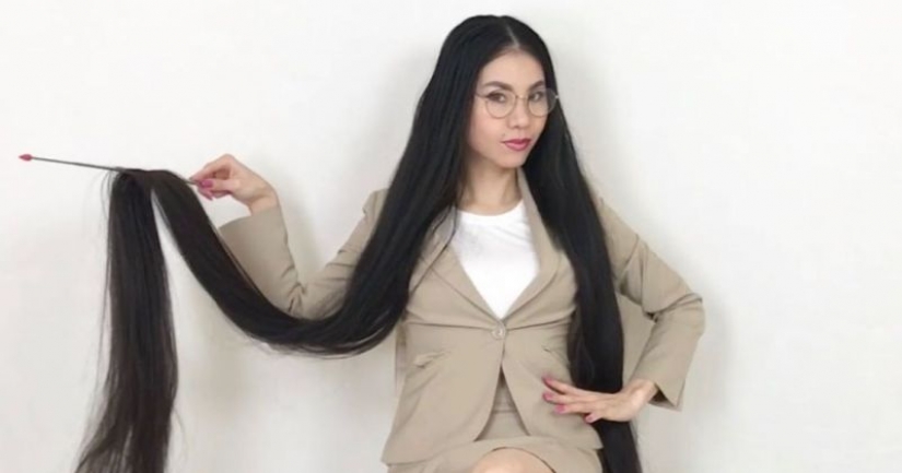 La chica con el pelo más largo en Japón se ve obligada a soportar el ridículo La chica con el pelo más largo en Japón se ve obligada a soportar el ridículo