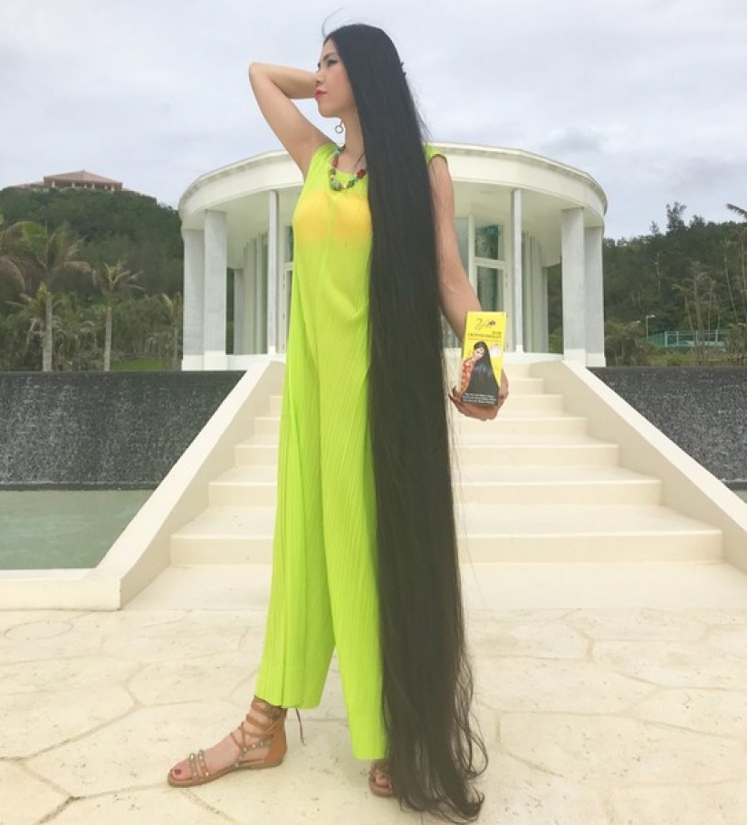 La chica con el pelo más largo en Japón se ve obligada a soportar el ridículo La chica con el pelo más largo en Japón se ve obligada a soportar el ridículo