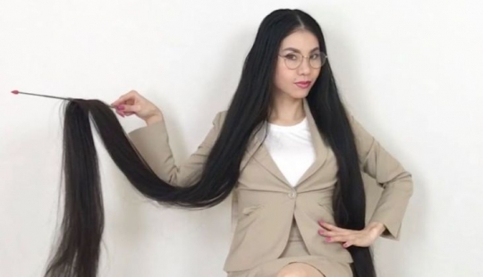 La chica con el pelo más largo en Japón se ve obligada a soportar el ridículo La chica con el pelo más largo en Japón se ve obligada a soportar el ridículo