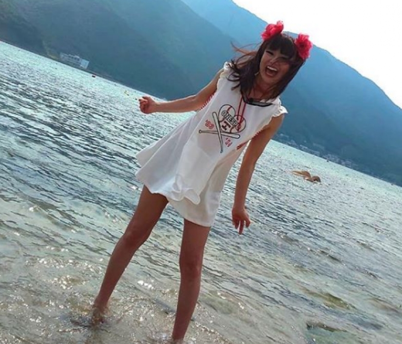 La chica Japonesa de cosplay en 50 años de distinguir de Colegialas