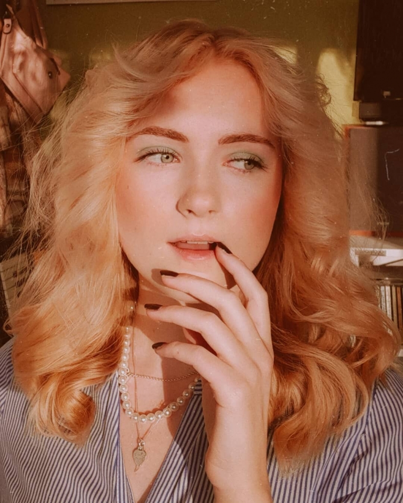 La chica se enamoró de la época de los 70 y cambió por completo su estilo