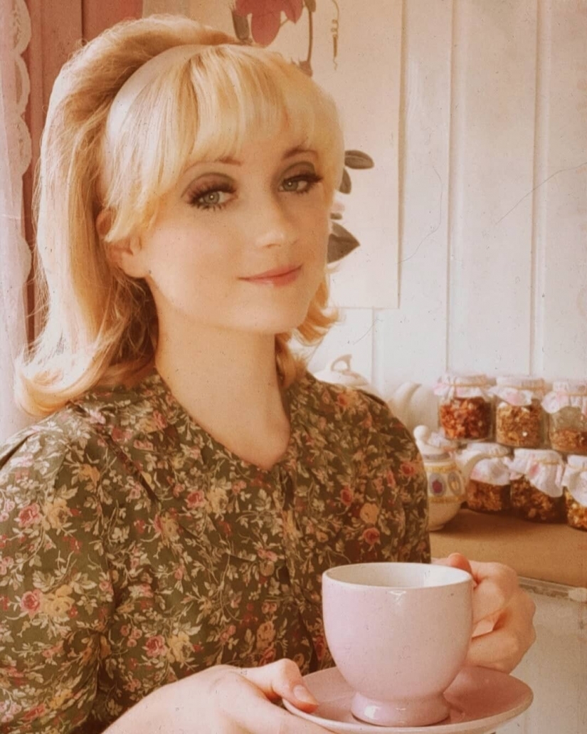 La chica se enamoró de la época de los 70 y cambió por completo su estilo