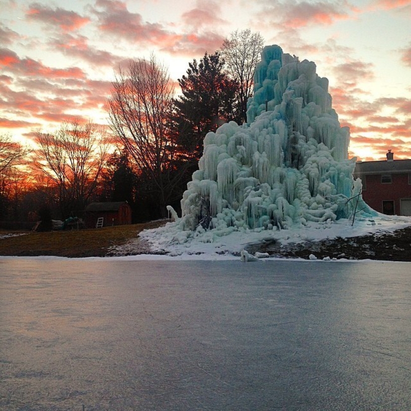 La familia construye una casa al lado de una enorme escultura de hielo cada Navidad