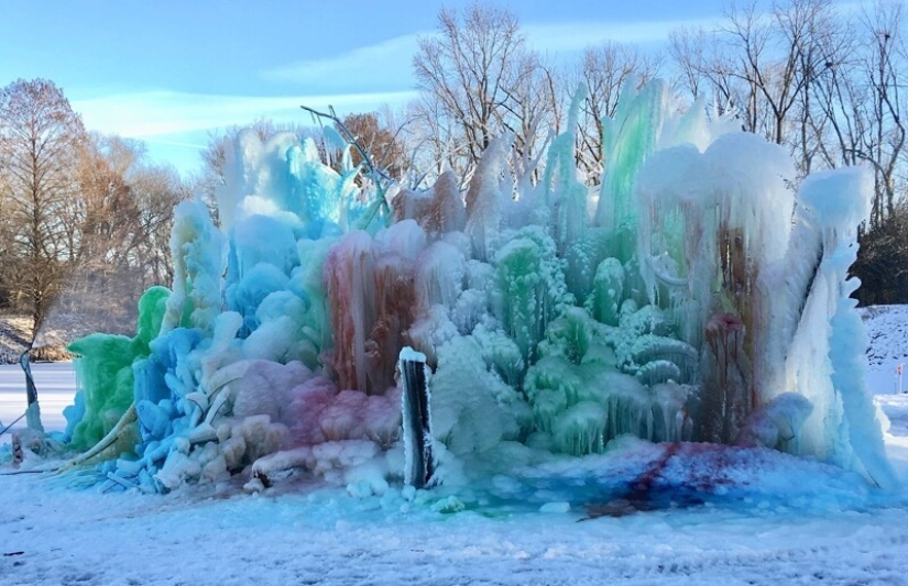 La familia construye una casa al lado de una enorme escultura de hielo cada Navidad
