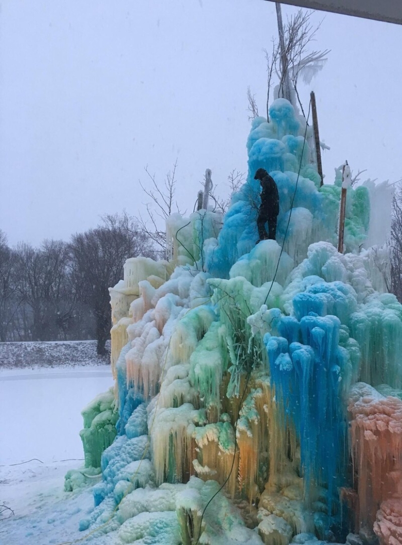 La familia construye una casa al lado de una enorme escultura de hielo cada Navidad