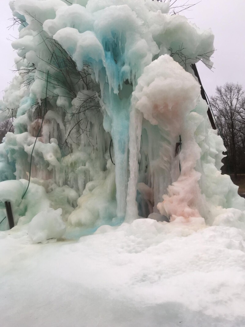 La familia construye una casa al lado de una enorme escultura de hielo cada Navidad