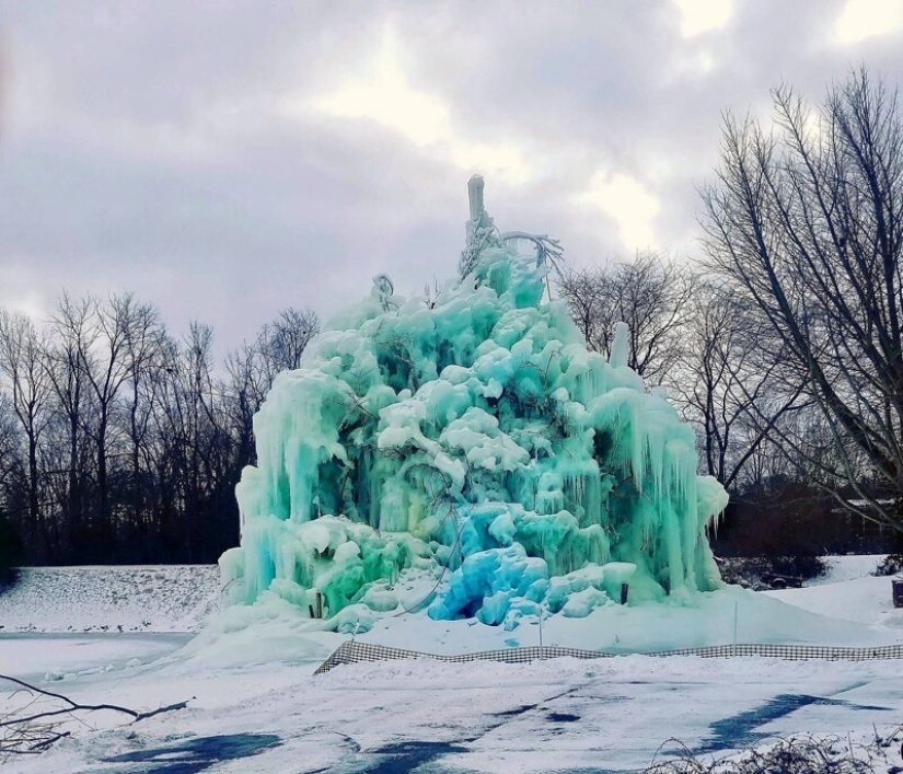 La familia construye una casa al lado de una enorme escultura de hielo cada Navidad