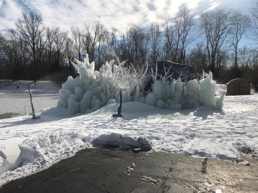 La familia construye una casa al lado de una enorme escultura de hielo cada Navidad