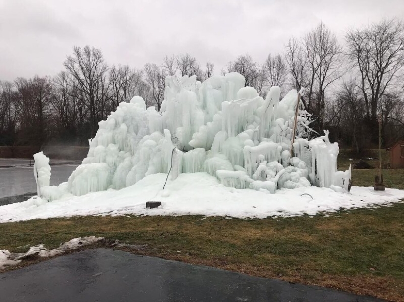 La familia construye una casa al lado de una enorme escultura de hielo cada Navidad