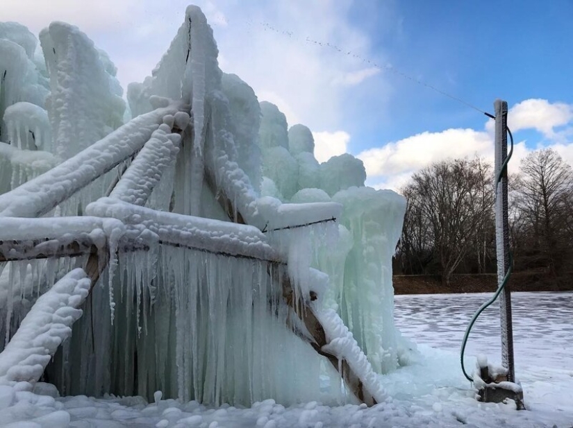 La familia construye una casa al lado de una enorme escultura de hielo cada Navidad