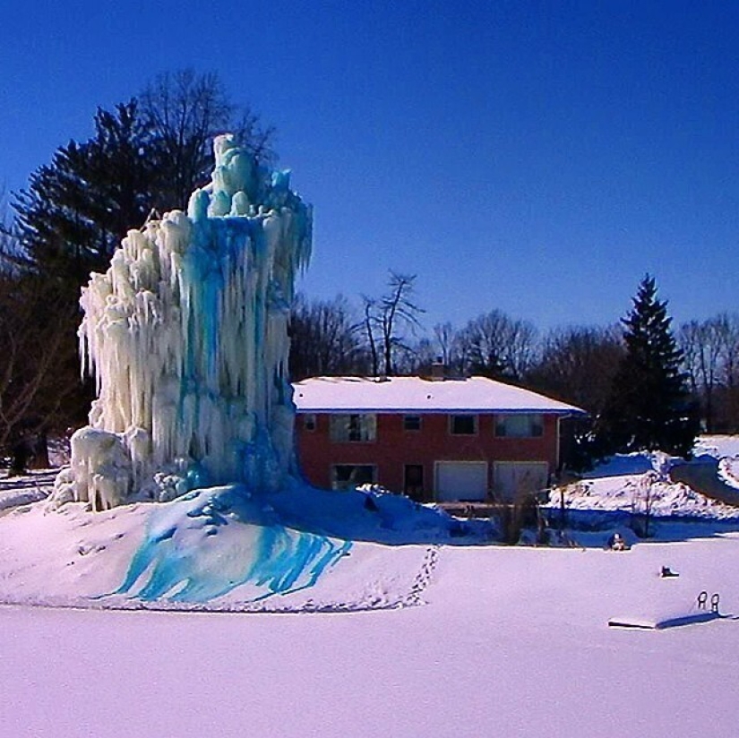 La familia construye una casa al lado de una enorme escultura de hielo cada Navidad