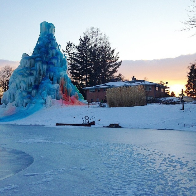 La familia construye una casa al lado de una enorme escultura de hielo cada Navidad