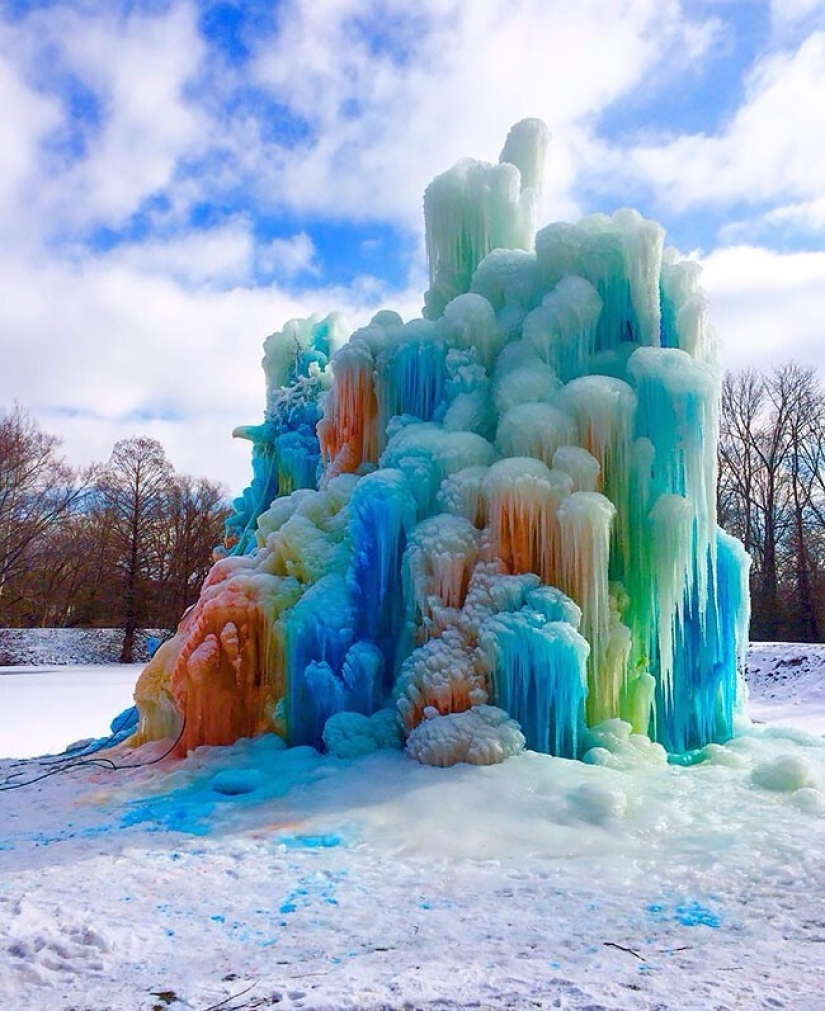 La familia construye una casa al lado de una enorme escultura de hielo cada Navidad