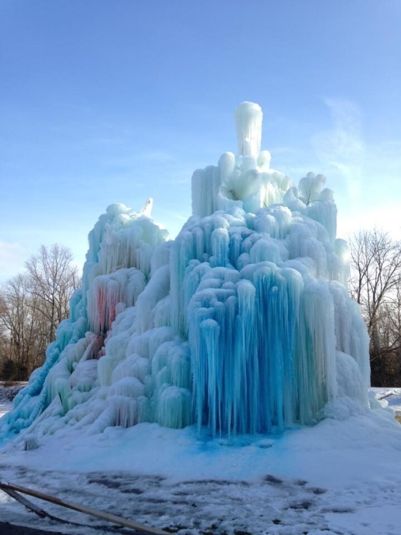La familia construye una casa al lado de una enorme escultura de hielo cada Navidad