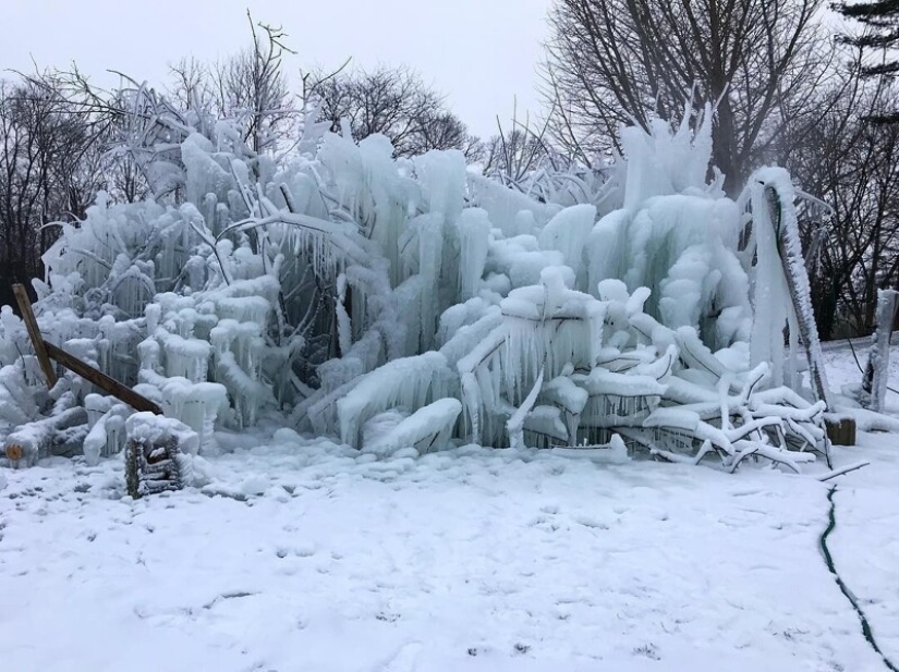 La familia construye una casa al lado de una enorme escultura de hielo cada Navidad