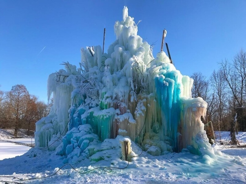 La familia construye una casa al lado de una enorme escultura de hielo cada Navidad