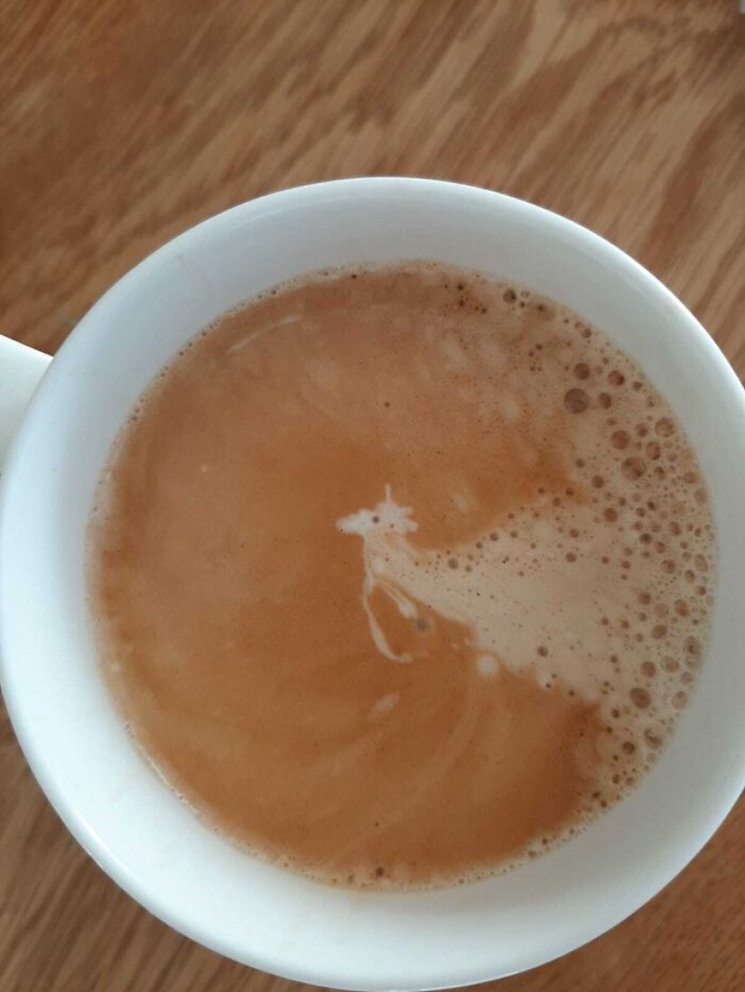 La gente comparte el arte del café al azar