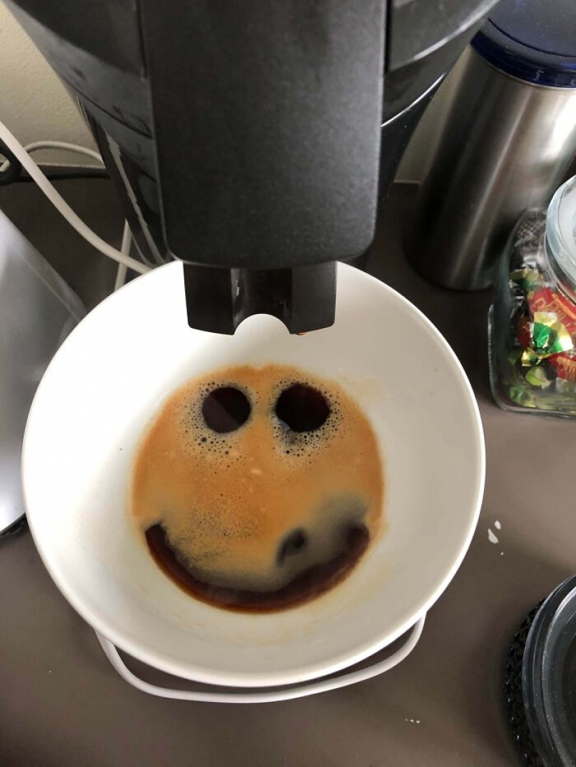 La gente comparte el arte del café al azar