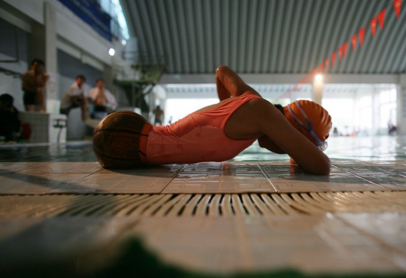 La heroína nacional de China: una chica con un baloncesto en lugar de piernas se convirtió en una atleta famosa